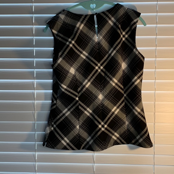 White House Black Market Sleeveless Plaid Black & White Blouse Size 4 - Picture 2 of 3